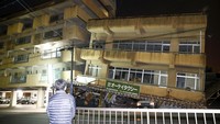 Gempa berkekuatan 7 SR itu memicu kerusakan di sejumlah bangunan. Kyodo/Reuters/detikFoto.
