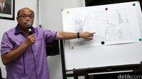 Dirut RS Sumber Waras Abraham Tedjanegara menunjukkan denah bangunan.