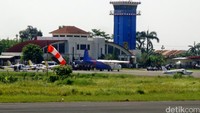 Abu Bakar Baasyir diterbangkan ke Jakarta dengan pengawalan ketat personel Brimob