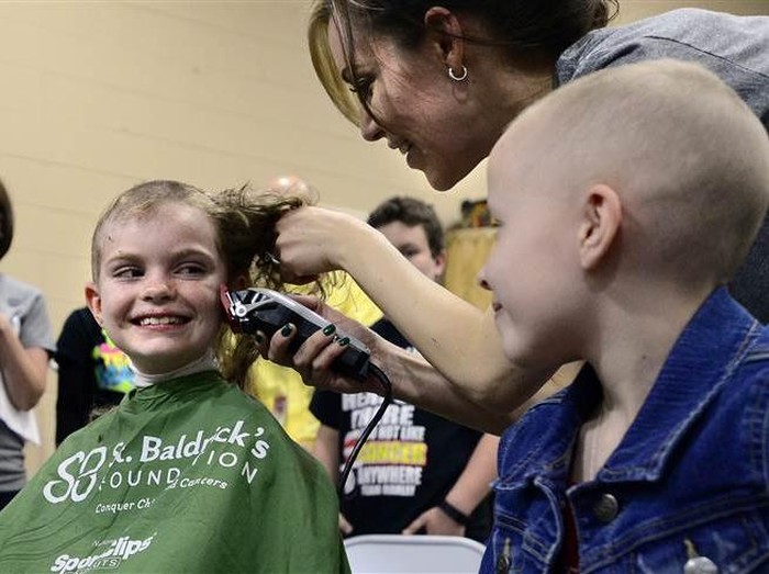 Dukung Temannya yang Sakit Kanker, 80 Murid di Sekolah Ini Botaki Kepala