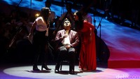 Happy Salma (kanan) mengikuti gladi resik opera Carmen di Ciputra Artpreneur Theatre, Ciputra World 1, Kuningan, Jakarta, Jumat (15/04/2016) malam.