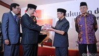 Jimly Asshiddiqie menyerahkan buku terbarunya kepada BJ Habibie, Sabtu (16/4/2016).
