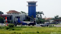 Abu Bakar Baasyir diterbangkan ke Jakarta menggunakan pesawat bernomor ekor P4101 milik kepolisian.