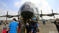Tidak hanya melihat, warga juga diberi kesempatan untuk memegang dan foto-foto dengan pesawat yang dipamerkan.