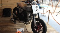Tidak hanya roda empat saja, bengkel modifikasi motor juga berlomba menampilkan yang terbaik. Seperti bengkel White Collar Bike yang memodifikasi Kawasaki Ninja 250 dengan tampilan yang cukup unik ini. Foto: Dadan Kuswaraharja