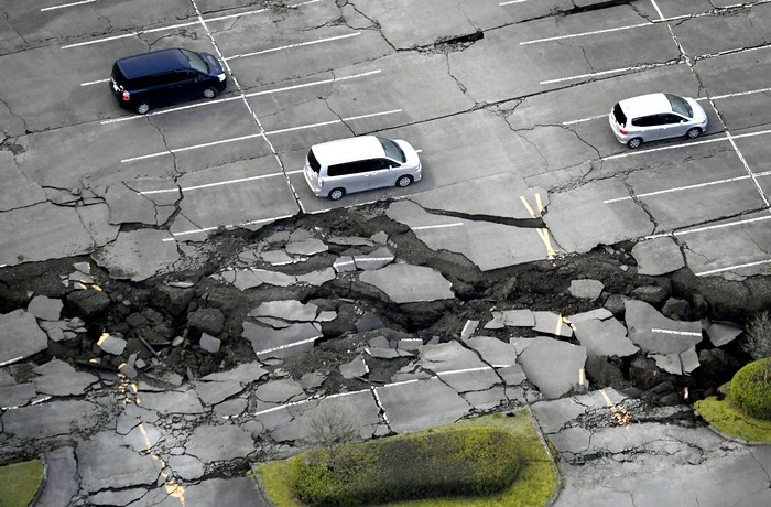 Gempa berkekuatan 7 Skala Richter (SR) yang mengguncang Prefektur Kumamoto, Kyushu, Jepang, Jumat (16/4/2016) sekitar pukul 01.25 waktu setempat. Gempa kali ini berada di lokasi yang sama dengan gempa sekitar 6,2 SR yang terjadi pada Kamis (14/4) malam. (Reuters).