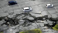 Beberapa mobil melintas di jalan yang rusak akibat gempa. Seperti diketahui, gempa berkekuatan 7 SR mengguncang Kumamoto, Sabtu (16/4) dinihari. Gempa ini berada di lokasi yang sama dengan gempa 6,2 SR pada Kamis (14/4) malam. Kyodo/Reuters/detikFoto.