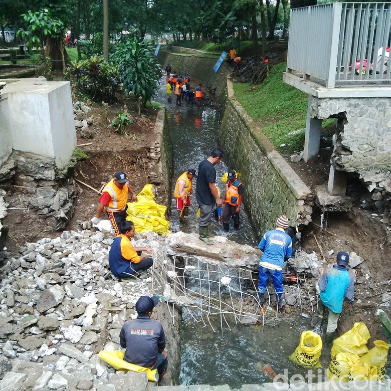 Tergerus Sungai Cilaki Kolam Retensi Di Taman Lansia Jebol