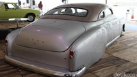 Chevrolet Deluxe. Mobil klasik ini terlihat menyatu dengan lantai saking cepernya. Bergaya hot rod mobil sepertinya menggunakan bantuan air suspension. Mobil keluaran tahun 1952 ini dimodifikasi oleh LA Custom Reborn. Foto: Dadan Kuswaraharja