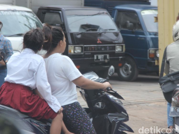 Ayo Ibu, Dipakai Helm Motornya