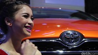 Esther tertawa saat berpose dengan Toyota Sienta. Foto: Dadan Kuswaraharja
