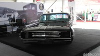 Oldsmobile bagi masyarakat sekarang mungkin ada yang belum mengenalnya. Oldsmobile 98 berkelir hitam keluaran tahun 1963 ini dimodifikasi dengan tampilan yang ceper. Mobil dimodifikasi oleh bengkel Cockin Sisters. Foto: Dadan Kuswaraharja