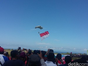 Aksi Terjun Payung dan Sailing Pass Meriahkan Festival Pesona Tambora 2016