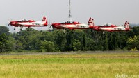 Pesawat Jupiter TNI AU unjuk kebolehan.