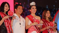 Kontes yang melibatkan wanita-wanita cantik yang menjadi SPG berbagai APM itu mendapat aplaus meriah saat seluruh finalis berjalan di atas ‘cat walk’, tak kalah penampilan dengan model-model profesional. Foto: Dadan Kuswaraharja
