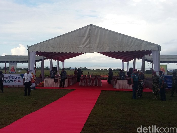 13 Personel Penerjun TNI AL Siap Meriahkan Festival Pesona Tambora