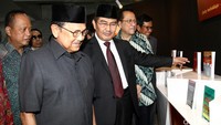 Jimly Asshiddiqie mengajak BJ Habibie, Ketua DPD Irman Gusman dan Menristek Dikti M Nasir melihat buku-buku hasil karyanya.
