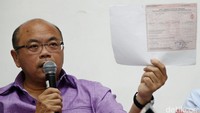 Dirut RS Sumber Waras Abraham Tedjanegara menunjukkan bukti pembayaran PBB.