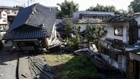 Sebuah rumah ambruk akibat gempa. Taro Karibe/Getty Images/detikFoto.