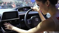Esther duduk di interior mobil Toyota Sienta dan memperhatikan tombol-tombol di dalam mobil. Menurut Esther, baru kali ini dirinya terpilih sebagai finalis Miss Motor Show. Foto: Dadan Kuswaraharja