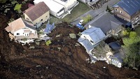 Gempa berkekuatan 7 SR itu memicu longsor. Kyodo/Reuters/detikFoto.