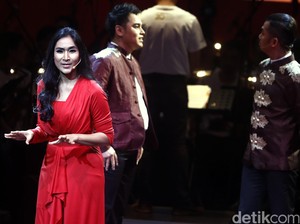 Happy Salma Ingin Adaptasi Sukreni Gadis Bali ke Panggung Teater