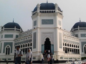 Timur Tengah Campur Eropa di Masjid Raya Medan