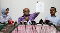 Dirut RS Sumber Waras Abraham Tedjanegara (tengah) menunjukkan fotokopi sertifikat dalam jumpa pers di ruang pertemuan RS Sumber Waras, Jl Kyai Tapa, Jakarta Barat, Sabtu (16/4/2016).