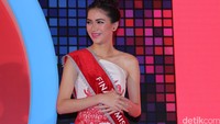 Usher dari booth Toyota, Esterlitha Corraima berhasil menjadi jawara Miss IIMS tahun ini. Dara kelahiran 9 Mei 1995 itu mengaku tidak menyangka bahwa dirinya akan meraih gelar tersebut. Foto: Dadan Kuswaraharja