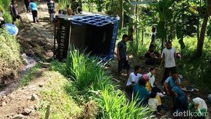 Mobil Rombongan Pengajian Terguling, Satu Orang Meninggal