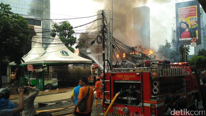 Api di Kawasan Kuningan Masih Besar, Lalin ke Tanah Abang Ditutup Sementara