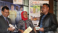 Bangun Simbolon (General Manager QNET Indonesia), Wita Dahlan (Marketing, Incentive, Communications & Event Manager QNET Indonesia), dan Laba Pornairi (pebisnis QNET di Pekanbaru), saat memberikan edukasi tentang bisnis direct selling kepada media di Pekanbaru, Riau. Istimewa/dok QNET.