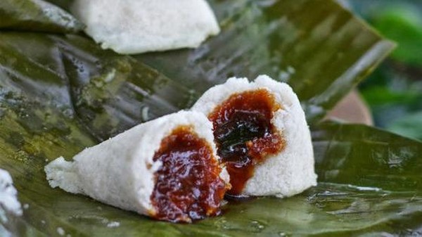 Ombus Ombus Tapanuli, kue tradisional berbahan tepung beras dan gula merah dengan cita rasa manis gurih