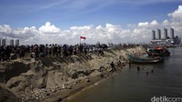 Para nelayan berangkat menuju Pulau D dan G dengan menggunakan perahu.