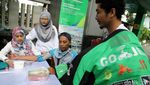 Pengemudi Gojek Terima Kartu BPJS Ketenagakerjaan