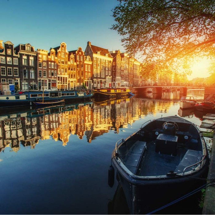 Antara Kanal, Sepeda, Tulip dan Kincir Angin