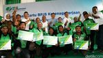 Pengemudi Gojek Terima Kartu BPJS Ketenagakerjaan