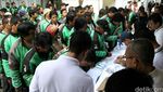 Pengemudi Gojek Terima Kartu BPJS Ketenagakerjaan