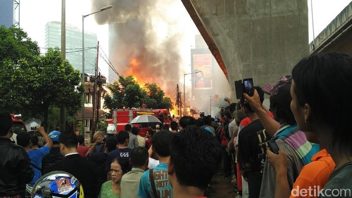 Begini Kobaran Api di Kuningan,  Asap Membubung di Atas JLNT Casablanca