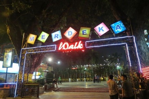 Jika Yogya punya Malioboro sebagai tempat nongkrongnya anak muda, maka Medan punya Merdeka Walk. Terletak di kawasan Lapangan Merdeka, tak jauh dari Kantor Pemerintahan Kota Medan, wajib datang ke tempat ini saat traveling ke Medan. (Fitraya/detikTravel) Jika Yogya punya Malioboro sebagai tempat nongkrongnya anak muda, maka Medan punya Merdeka Walk. Terletak di kawasan Lapangan Merdeka, tak jauh dari Kantor Pemerintahan Kota Medan, wajib datang ke tempat ini saat traveling ke Medan. (Fitraya/detikTravel)
