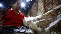 Beranjak ke Cirebon, kamu bisa wisata batik di Desa Trusmi. Di sinilah kamu akan melihat pusat grosir batik dengan parkiran luas dan jejeran butik-butik batik dari yang sederhana sampai mewah (Rachman Haryanto/detikTravel)