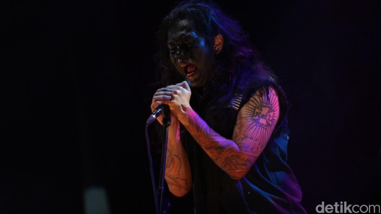 Aksi Koil di Hammersonic 2018, Banting hingga Lempar Gitar ke Penonton Aksi Koil di Hammersonic 2018, Banting hingga Lempar Gitar ke Penonton