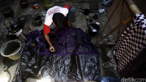 Kampung Batik Trusmi merupakan pusat industri batik di Cirebon sekaligus sebagai tempat wisata kuliner. Kampung ini terletak di Plered, Cirebon, sekitar empat kilometer di sebelah barat Kota Cirebon. Pengrajin batik di desa Trusmi dan sekitarnya kurang lebih berjumlah kurang lebih dari 3000 tenaga kerja asli perkampungan tersebut. (FOTO: Rachman Haryanto/detikcom)