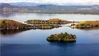 Danau Sentani memiliki sejumlah keunikan salah satunya adalah dikelilingi 22 pulau yang tersebar di sekitar danau. Setiap bulan Juni, diadakan Festival Danau Sentani yang diisi tarian-tarian adat di atas perahu. Istimewa/dok.Indonesia.travel  