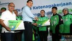 Pengemudi Gojek Terima Kartu BPJS Ketenagakerjaan