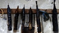 Konon berdasarkan sejarah dari dua keraton ini muncul beberapa desain batik Cirebonan Klasik yang hingga sekarang masih dikerjakan oleh sebagian masyarakat desa Trusmi di antaranya seperti Mega Mendung, Paksinaga Liman, Patran Keris, Patran Kangkung, Singa Payung, Singa Barong, Banjar Balong, Ayam Alas, Sawat Penganten, Katewono, Gunung Giwur, Simbar Menjangan, Simbar Kendo, dan lain-lain.