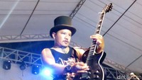 Selama kurang lebih 60 menit, mereka bawakan 11 lagu.