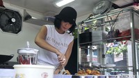 Yuni tampak sibuk menyiapkan makanan pesanan tamu yang hadir. Pool/Noel/detikFoto.