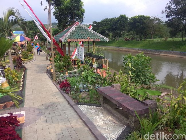Di Malang, Bantaran Sungai Terbengkalai Diubah Jadi Taman 