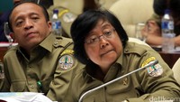Menteri Lingkungan Hidup dan Kehutanan Siti Nurbaya bersama Sekjen Menteri LHK Bambang Hendroyono (kiri) saat menyimak pertanyaan para anggota Komisi IV.